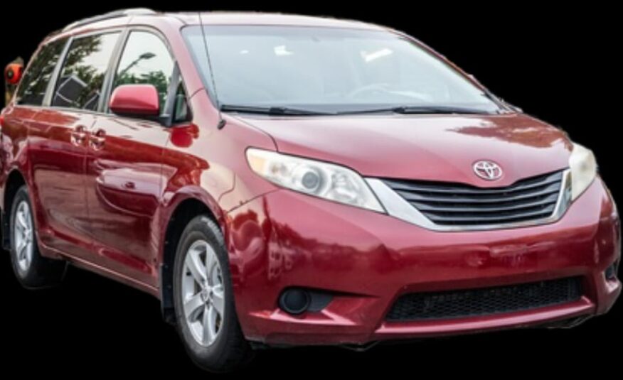 2011 TOYOTA SIENNA LE